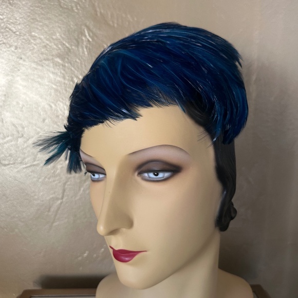 CLASSY 1950s\' COCKTAIL HAT COVERED IN NAVY FEATHERS & SEQUIN CIRCLE. main image 4